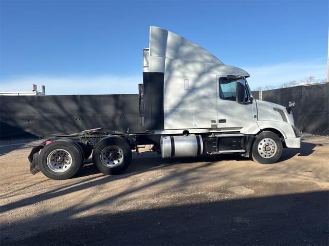 Image of Volvo VNL64T630 equipment image 4