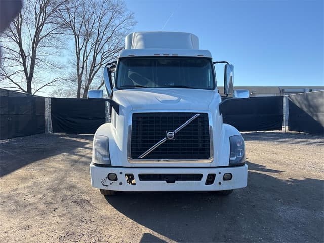 Image of Volvo VNL64T630 equipment image 1