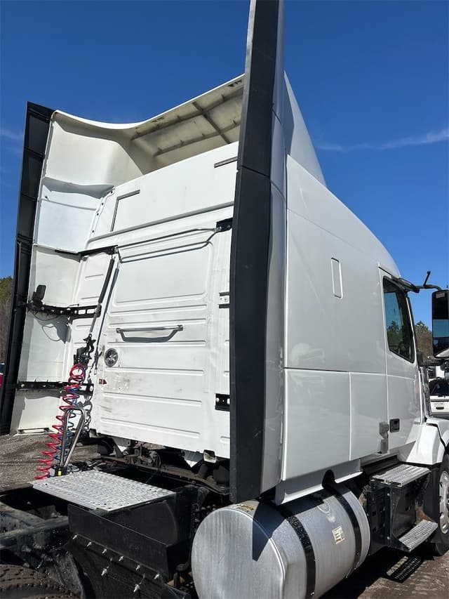 Image of Volvo VNL64T630 equipment image 3