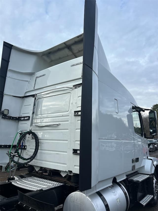 Image of Volvo VNL64T630 equipment image 3