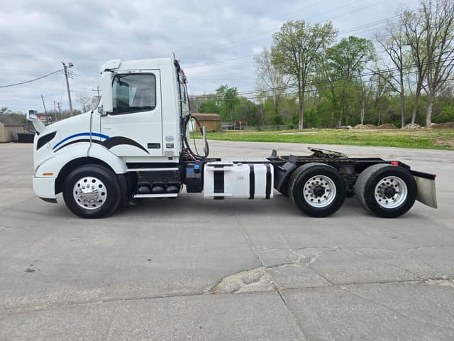 Image of Volvo VNR64T equipment image 3