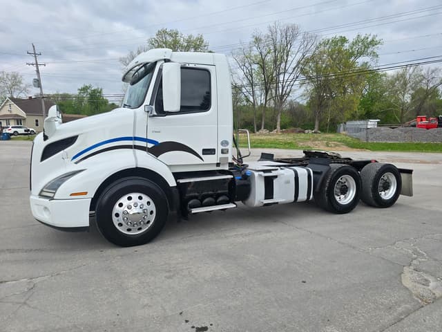 Image of Volvo VNR64T equipment image 2