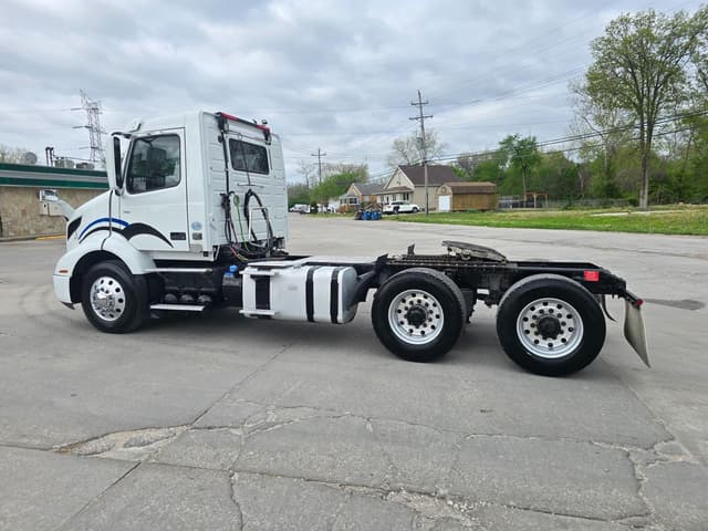 Image of Volvo VNR64T equipment image 4