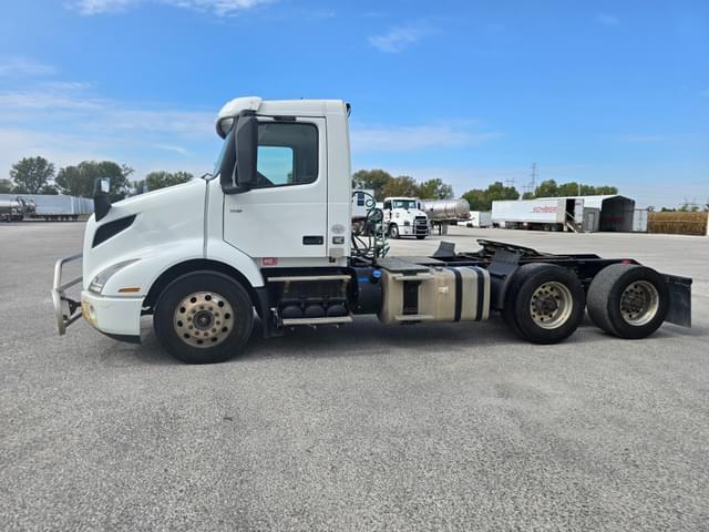 Image of Volvo VNR64T equipment image 4