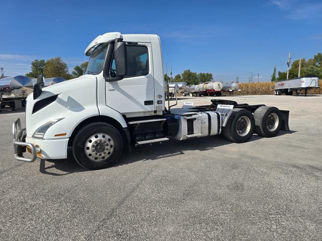 Image of Volvo VNR64T equipment image 4