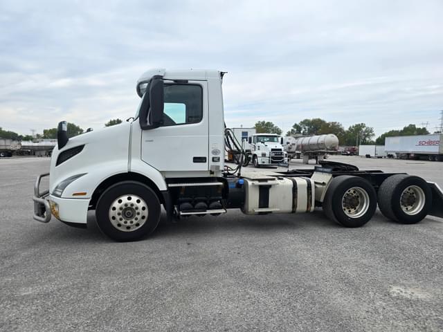 Image of Volvo VNR64T equipment image 3