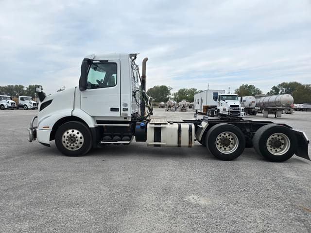 Image of Volvo VNR64T equipment image 4
