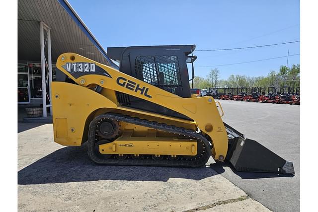 Image of Gehl VT320 equipment image 3