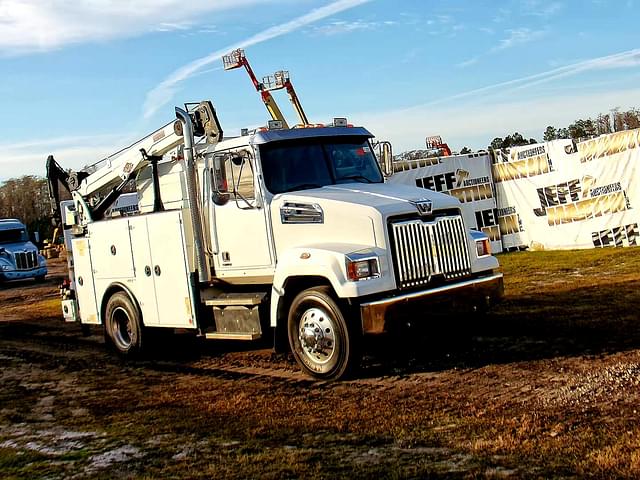 Image of Western Star 4700 equipment image 2