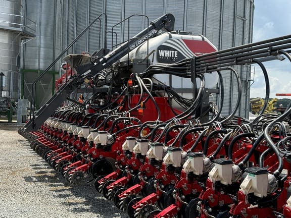 2018 White 9936 Equipment Image0