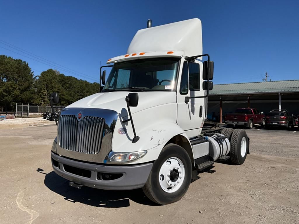 2018 International 8600 Equipment Image0