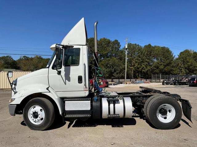 Image of International 8600 equipment image 1