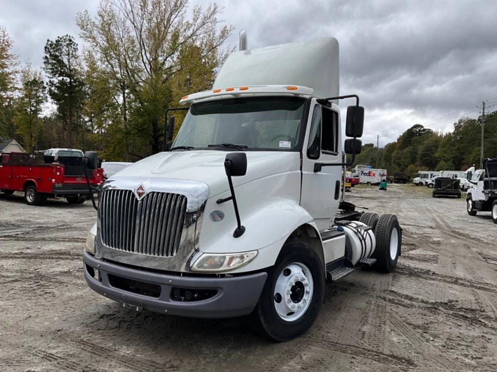 2018 International 8600 Equipment Image0