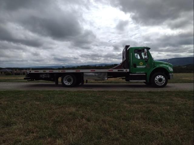 Image of Freightliner M2 106 equipment image 2