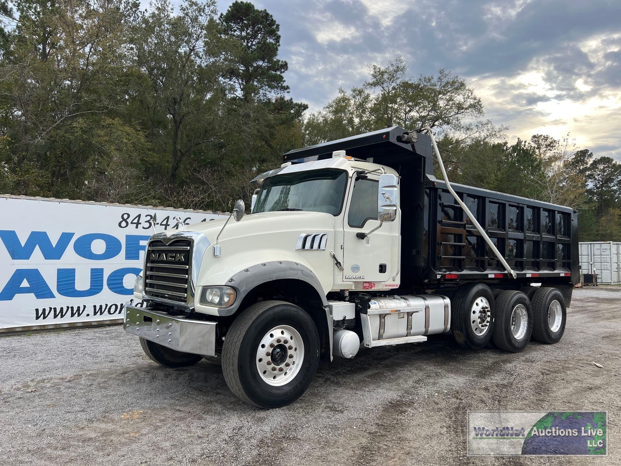 Main image Mack GU713