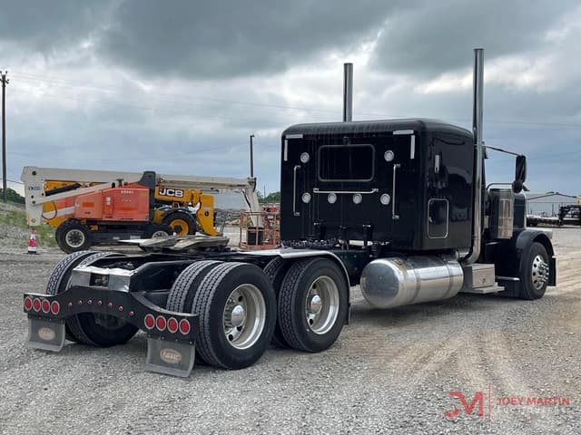 Image of Peterbilt 389 equipment image 2