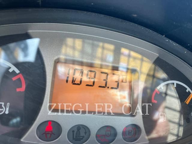 Image of Bobcat S570 equipment image 4