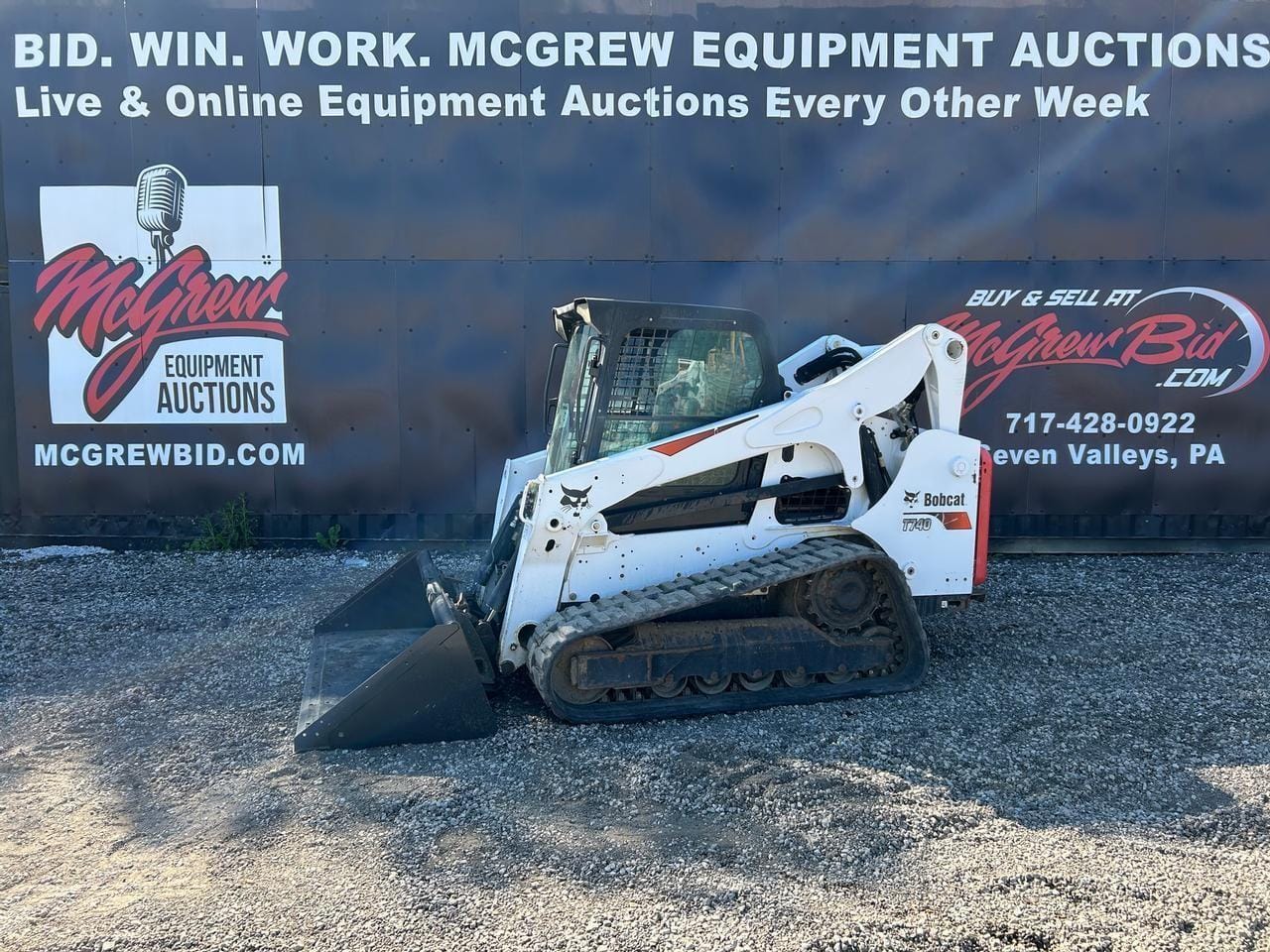 2019 Bobcat T740 Equipment Image0