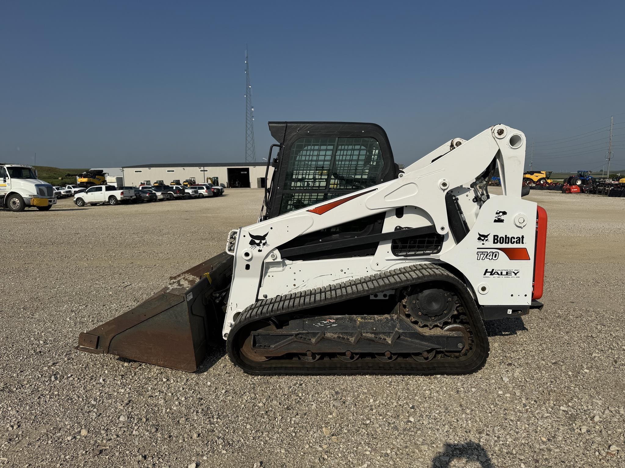 Main image Bobcat T740