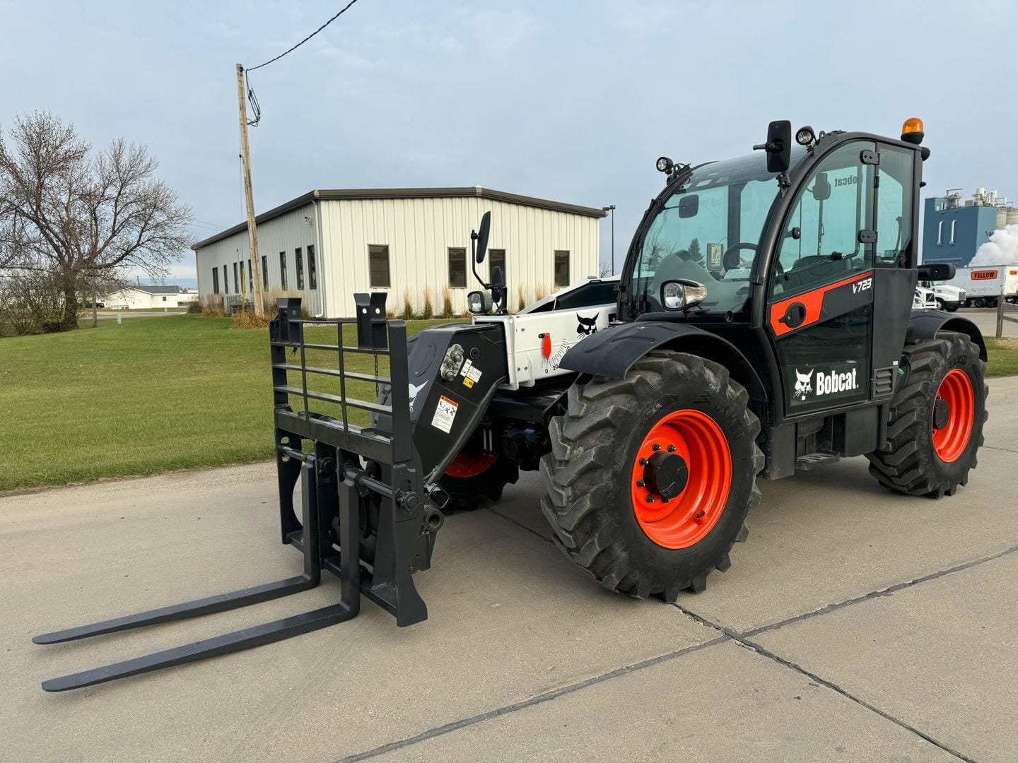 Main image Bobcat V723