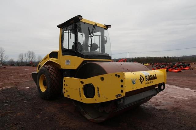 Image of Bomag BW211D-5 equipment image 2