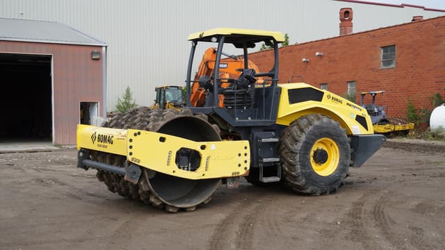 Image of Bomag BW211PDH-5 equipment image 1