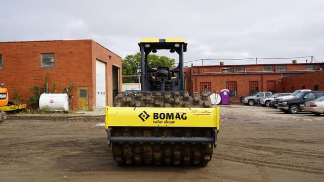 Image of Bomag BW211PDH-5 equipment image 2