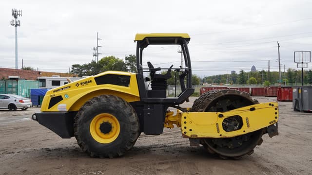 Image of Bomag BW211PDH-5 equipment image 4