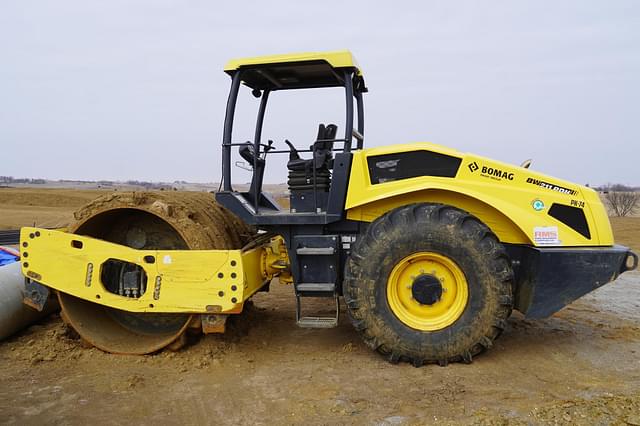 Image of Bomag BW211PDH-5 equipment image 2
