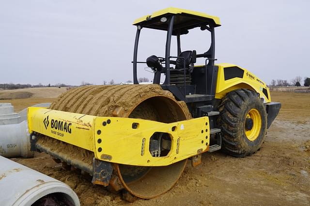 Image of Bomag BW211PDH-5 equipment image 1
