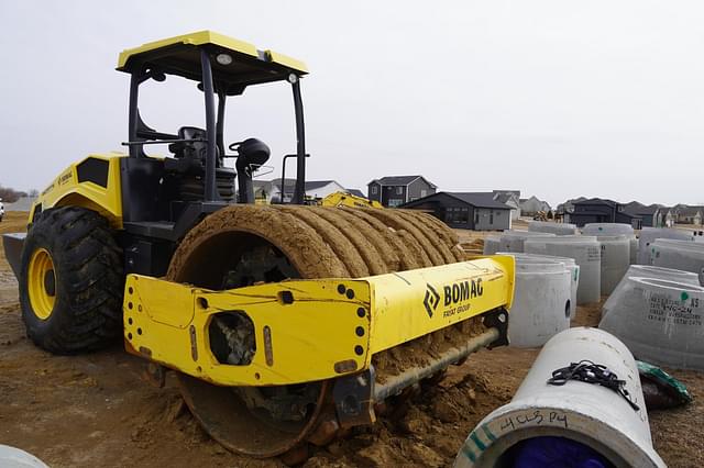 Image of Bomag BW211PDH-5 equipment image 4