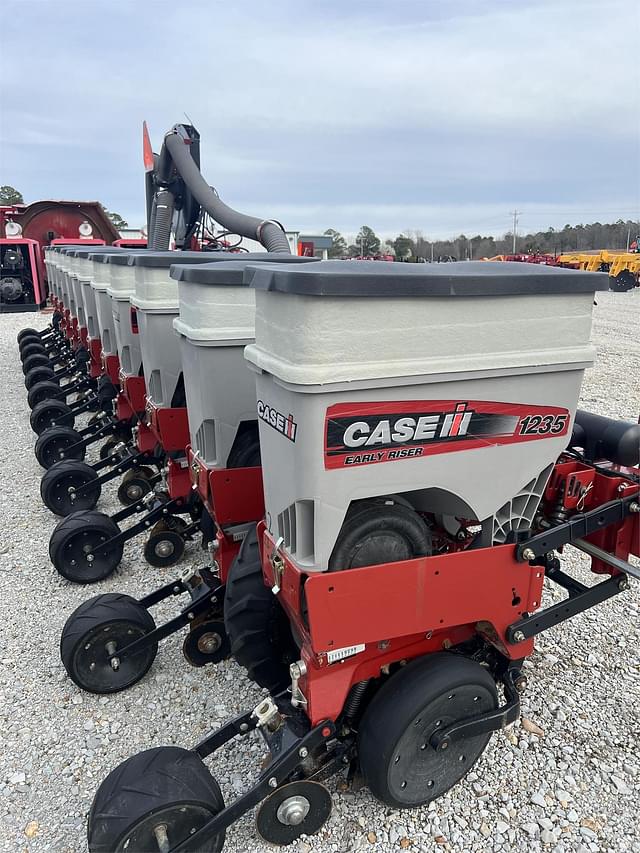 Image of Case IH 1235 equipment image 2