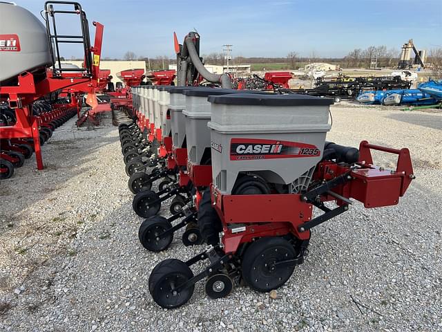 Image of Case IH 1235 equipment image 1