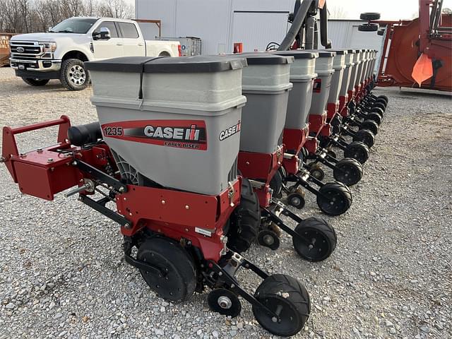 Image of Case IH 1235 equipment image 2