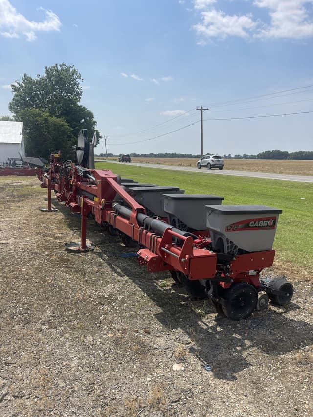 Image of Case IH 1235 equipment image 1