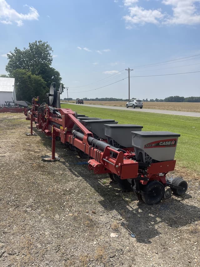 Image of Case IH 1235 equipment image 1