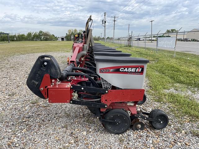 Image of Case IH 1235 equipment image 1