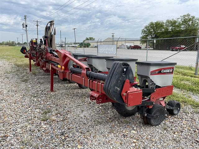 Image of Case IH 1235 equipment image 2