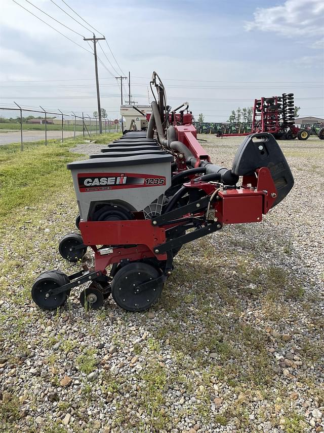 Image of Case IH 1235 equipment image 4