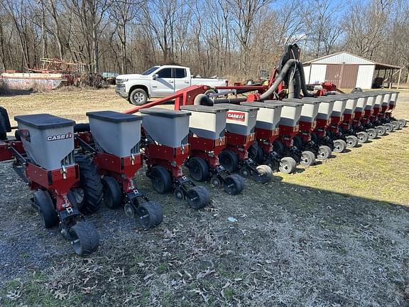 Image of Case IH 1235 equipment image 3