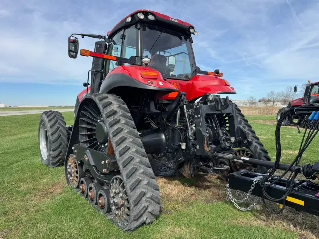 Image of Case IH Magnum 380 RowTrac equipment image 2