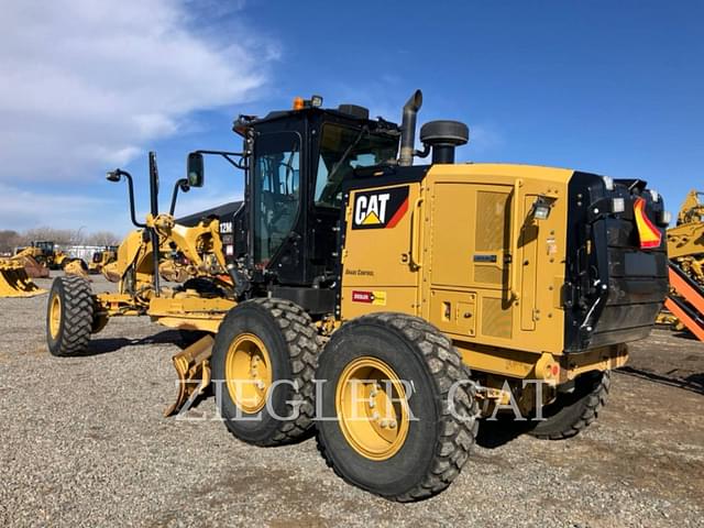 Image of Caterpillar 12M3 AWD equipment image 4