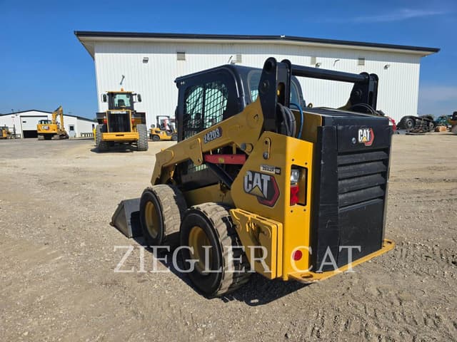 Image of Caterpillar 242D3 equipment image 3
