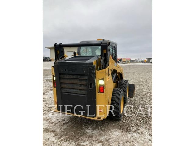 Image of Caterpillar 242D3 equipment image 2