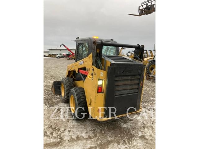 Image of Caterpillar 242D3 equipment image 3