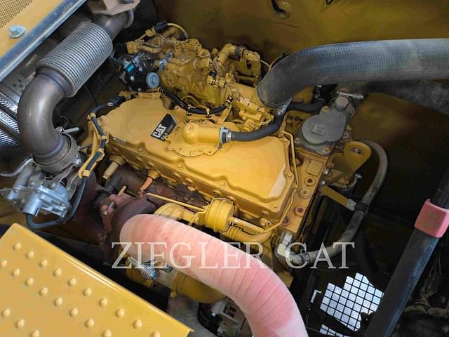 Image of Caterpillar 320 equipment image 3