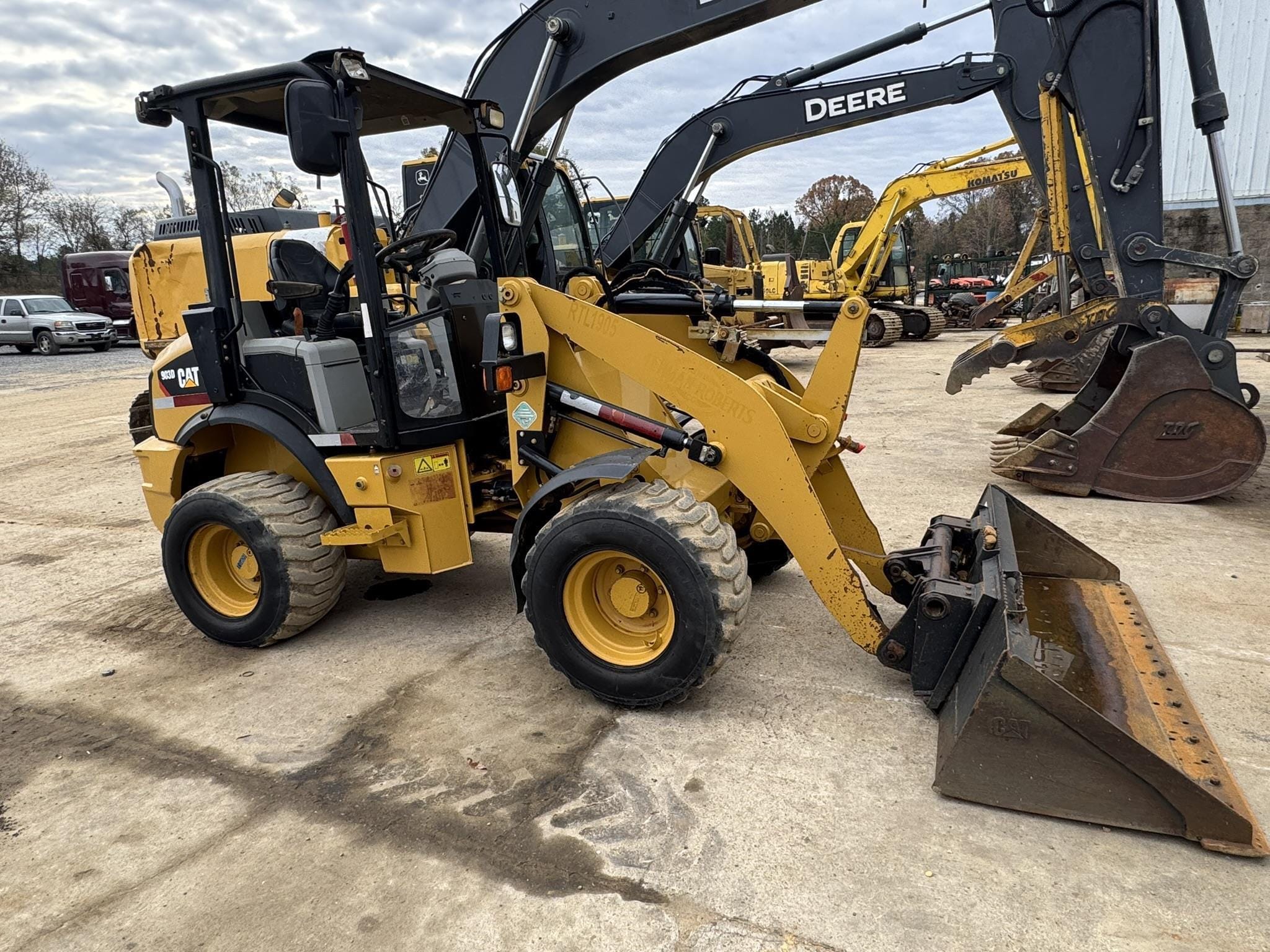 Main image Caterpillar 903D