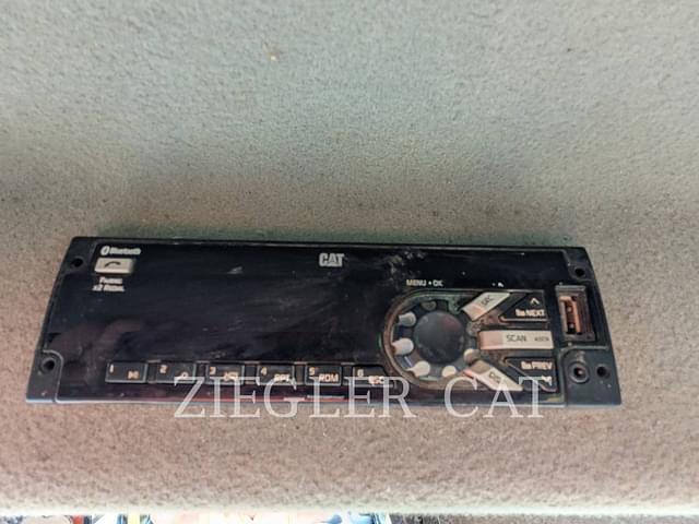 Image of Caterpillar D6T LGP equipment image 2