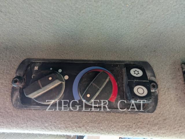 Image of Caterpillar D6T LGP equipment image 3