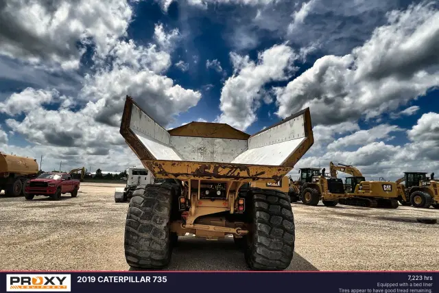 Image of Caterpillar 725 equipment image 3
